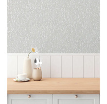 Vardagsrum med strukturtapet, bord och dekoration