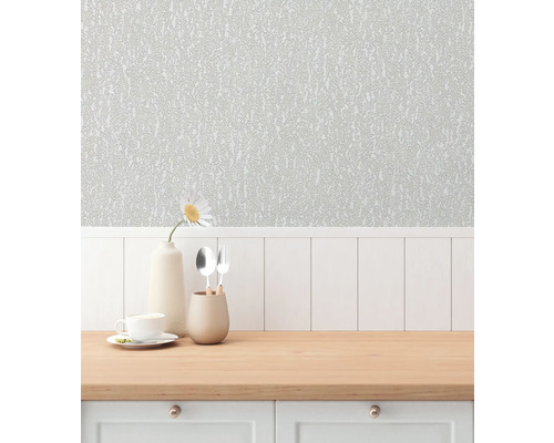 Vardagsrum med strukturtapet, bord och dekoration