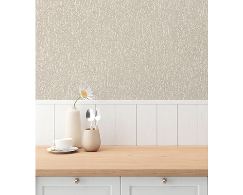 Tapet med blommönster ovanför en disk med disk och dekoration