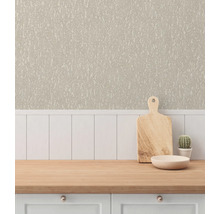 Miljöbild med strukturtapet, skärbräda, skål och kaktus på en köksbänk