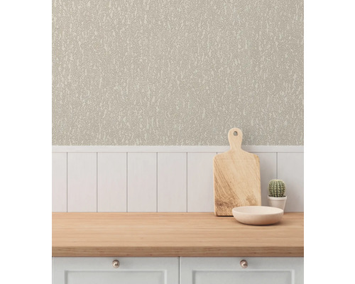 Miljöbild med strukturtapet, skärbräda, skål och kaktus på en köksbänk