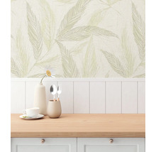 Scen med blommönstrad tapet i ett ljust rum.