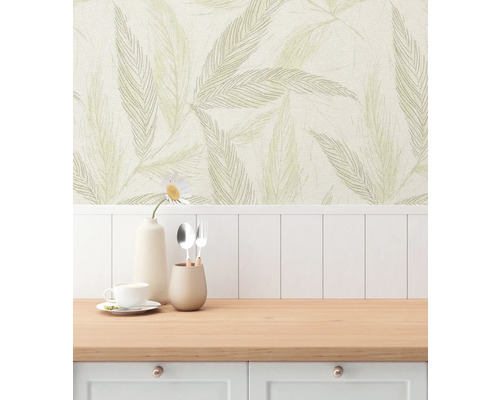 Scen med blommönstrad tapet i ett ljust rum.