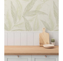 Köksscen med bänkskiva, skärbräda, skål, kaktus och tapet med växtmönster