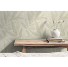 Rumsbild med bladbakgrund, träbord och dekorationer