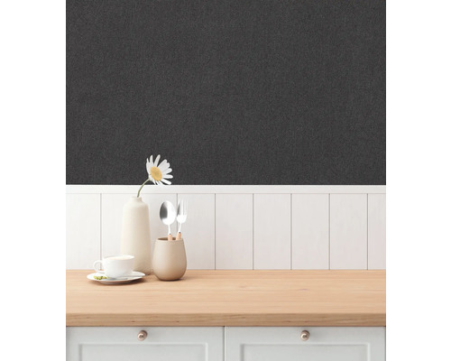 Närbild av en strukturerad, mörk tapet inomhus