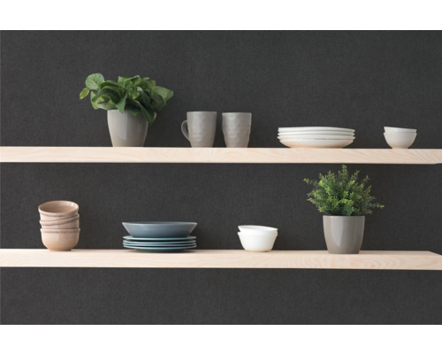 Hyllor med porslin och dekoration för en ljus och organiserad atmosfär.