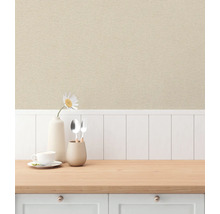 Scen med köksbord, porslin, blomma och textil tapet på väggen