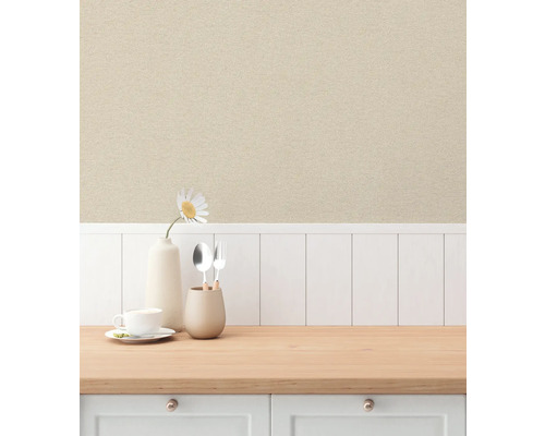 Scen med köksbord, porslin, blomma och textil tapet på väggen