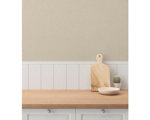 Köksscen med skärbräda, skål och kaktus på en bänkskiva