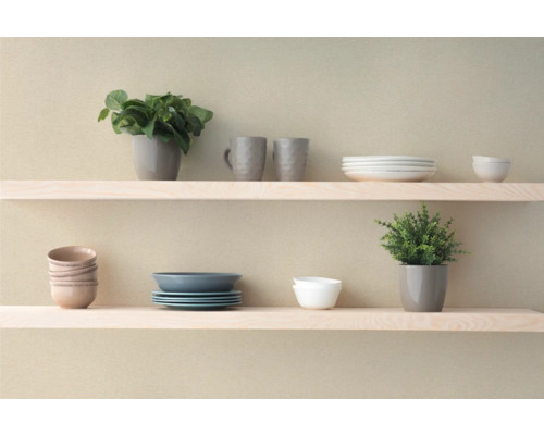 Två ljusa trähyllor på väggen med porslin och växter