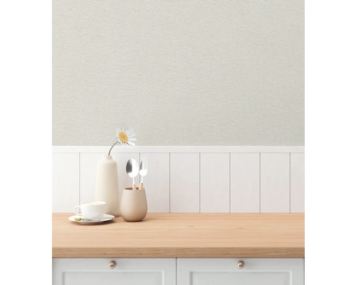 Scen med köksbord, porslin och textil tapet