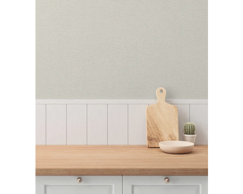 Köksscen med skärbräda, skål och kaktus på en arbetsbänk