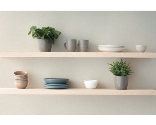 Hyllor med porslin och växter för en ljus och vänlig atmosfär