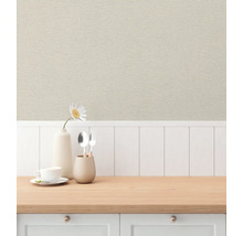 Scen med en köksbänk, porslin, bestick och en mönstrad tapet