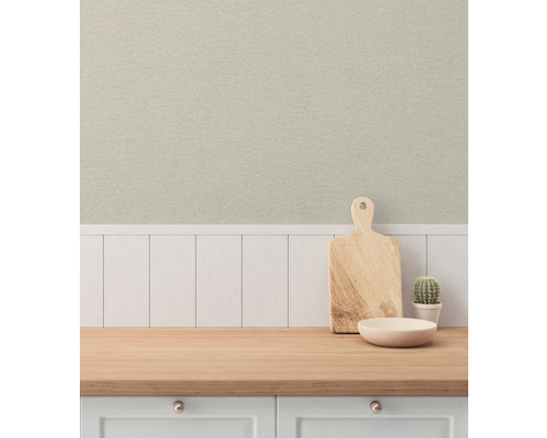 Dekorativ tapet i köket med skärbräda och växt