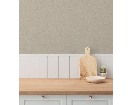 Köksscen med bänkskiva i trä, skärbräda och kaktus