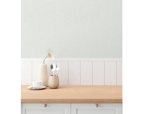 Köksscen med bord, porslin och textiltapet