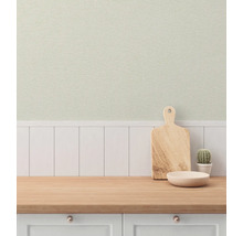 Dekorativt kök med bänkskiva i trä, skärbräda och kaktus