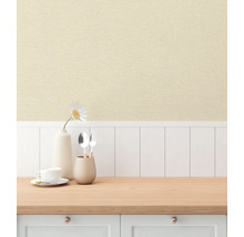 Scen med tapet, bord, porslin och dekoration