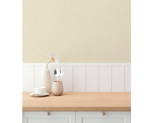 Scen med tapet, bord, porslin och dekoration