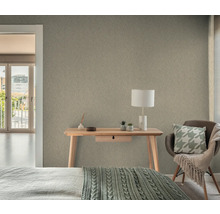 Vardagsrum med strukturtapet, skrivbord och stol