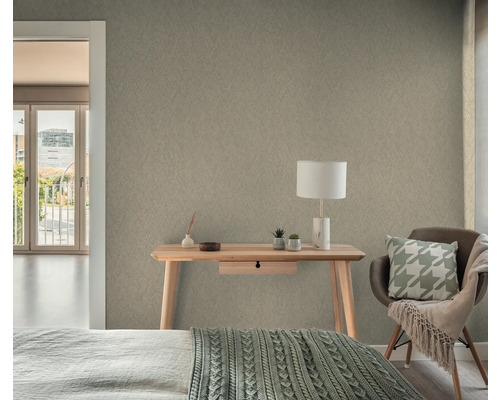 Vardagsrum med strukturtapet, skrivbord och stol