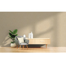 Vardagsrumsscen med fåtölj, krukväxt och skänk i skandinavisk stil