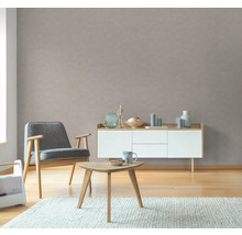 Vardagsrum med fåtölj, skänk och träbord på matta