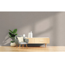 Vardagsrum med fåtölj, krukväxt och skänk