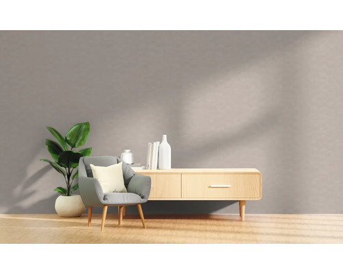 Vardagsrum med fåtölj, krukväxt och skänk