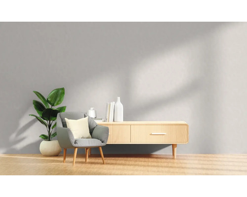 Vardagsrum med fåtölj, krukväxt och träskänk