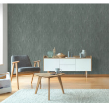 Vardagsrum med strukturtapet, fåtölj, skänk och bord