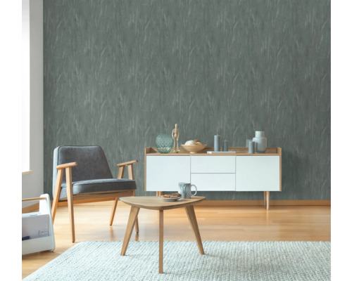 Vardagsrum med strukturtapet, fåtölj, skänk och bord