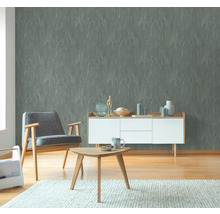 Vardagsrum med grå tapet, fåtölj och trämöbler