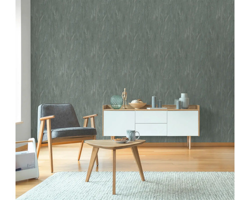Vardagsrum med grå tapet, fåtölj och trämöbler