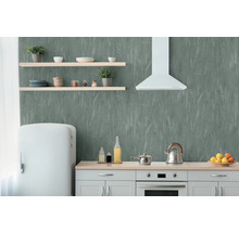 Köksscen med tapet, hyllor, kylskåp och köksapparater