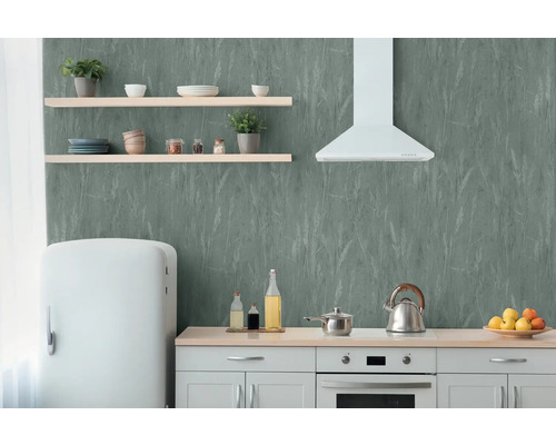 Köksscen med tapet, hyllor, kylskåp och köksapparater