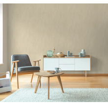 Vardagsrum med fåtölj, soffbord och skänk i en ljus, modern design