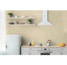 Ljust kök med hyllor, köksapparater och dekorationer.