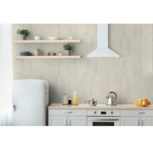 Ljust kök med hyllor och köksfläkt