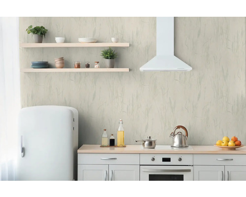 Ljust kök med hyllor och köksfläkt