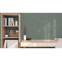 Rum med grön strukturtapet, skrivbord och bokhylla