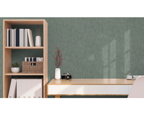 Rum med grön strukturtapet, skrivbord och bokhylla