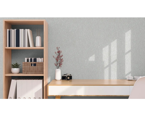 Arbetsrum med skrivbord, hylla och dekorationer för en ljus och organiserad atmosfär.