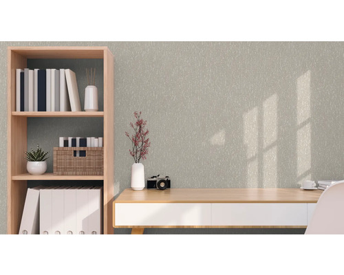 Arbetsrum med skrivbord, bokhylla och dekorativ tapet