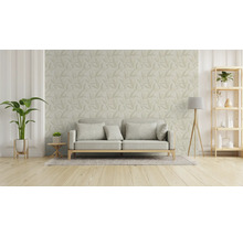 Vardagsrum med soffa, krukväxter, golvlampa och hylla