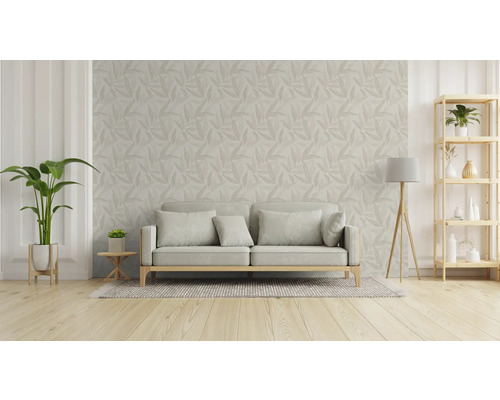 Vardagsrum med soffa, krukväxter och hylla