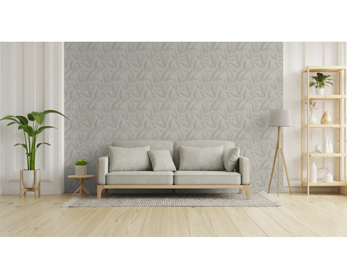 Vardagsrum med soffa, växt och hylla