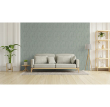 Vardagsrum med soffa, krukväxter, golvlampa och hylla